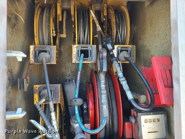 image for item DJ1699 1998 Mack RD688S  fuel / lube truck