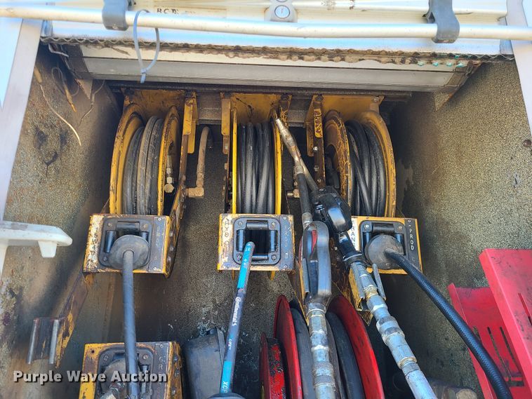 image for item DJ1699 1998 Mack RD688S  fuel / lube truck