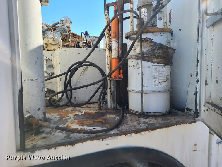 image for item DJ1699 1998 Mack RD688S  fuel / lube truck