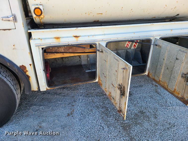 image for item DJ1699 1998 Mack RD688S  fuel / lube truck