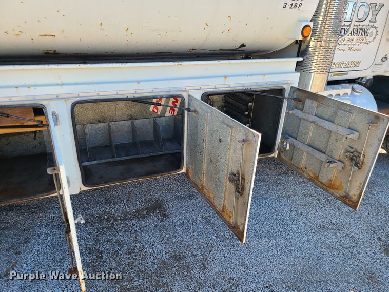 image for item DJ1699 1998 Mack RD688S  fuel / lube truck