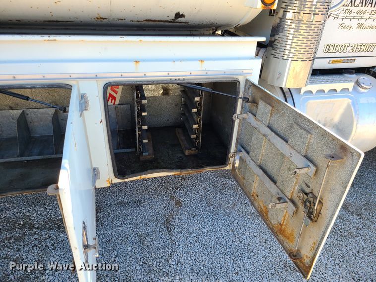 image for item DJ1699 1998 Mack RD688S  fuel / lube truck