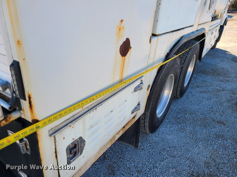 image for item DJ1699 1998 Mack RD688S  fuel / lube truck