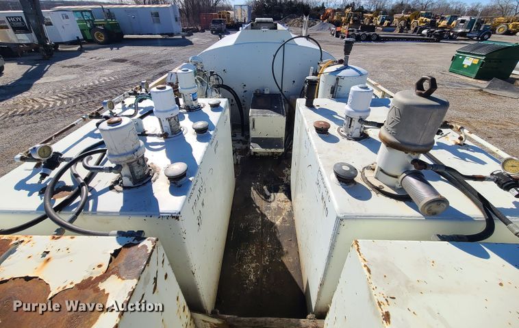 image for item DJ1699 1998 Mack RD688S  fuel / lube truck