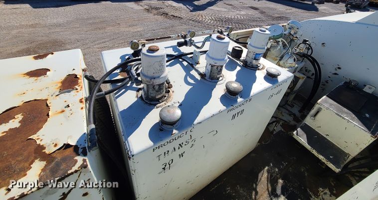 image for item DJ1699 1998 Mack RD688S  fuel / lube truck