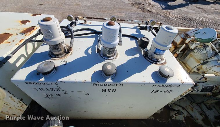 image for item DJ1699 1998 Mack RD688S  fuel / lube truck