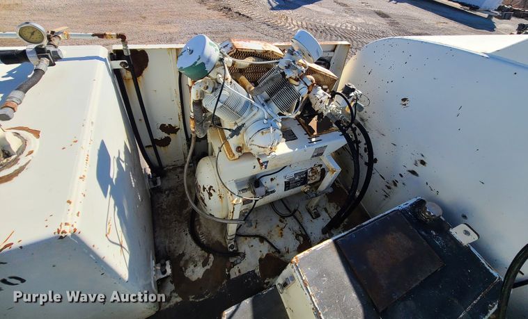 image for item DJ1699 1998 Mack RD688S  fuel / lube truck