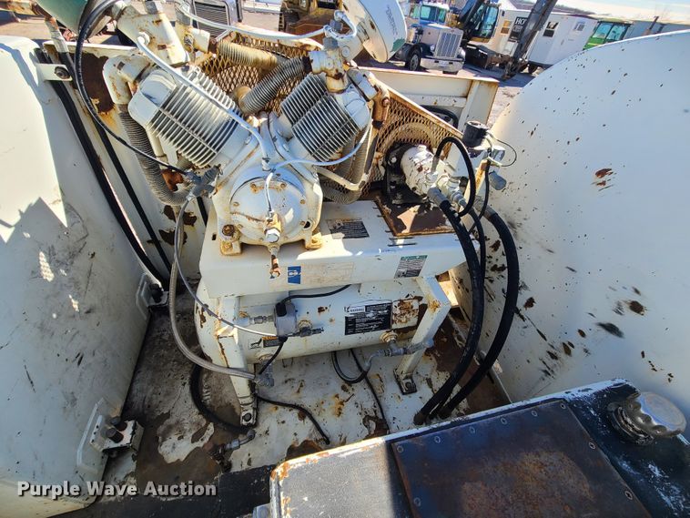 image for item DJ1699 1998 Mack RD688S  fuel / lube truck