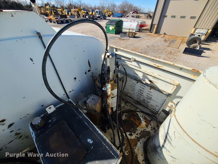 image for item DJ1699 1998 Mack RD688S  fuel / lube truck