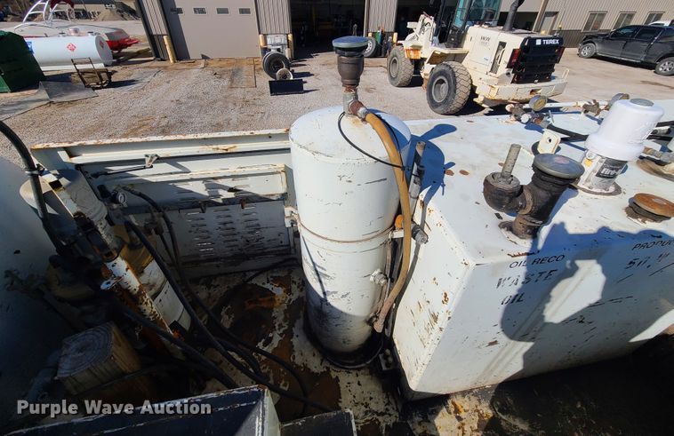 image for item DJ1699 1998 Mack RD688S  fuel / lube truck