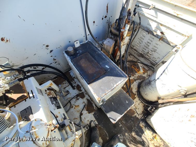 image for item DJ1699 1998 Mack RD688S  fuel / lube truck