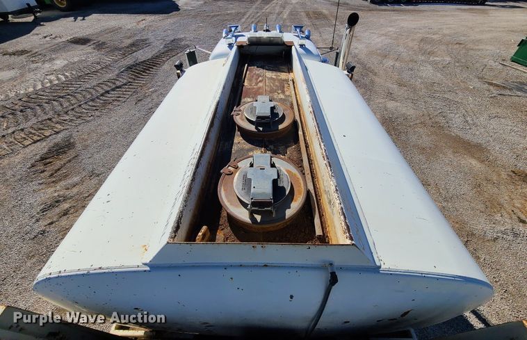 image for item DJ1699 1998 Mack RD688S  fuel / lube truck