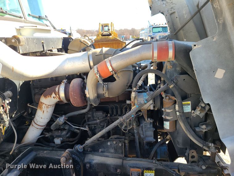 image for item DJ1699 1998 Mack RD688S  fuel / lube truck