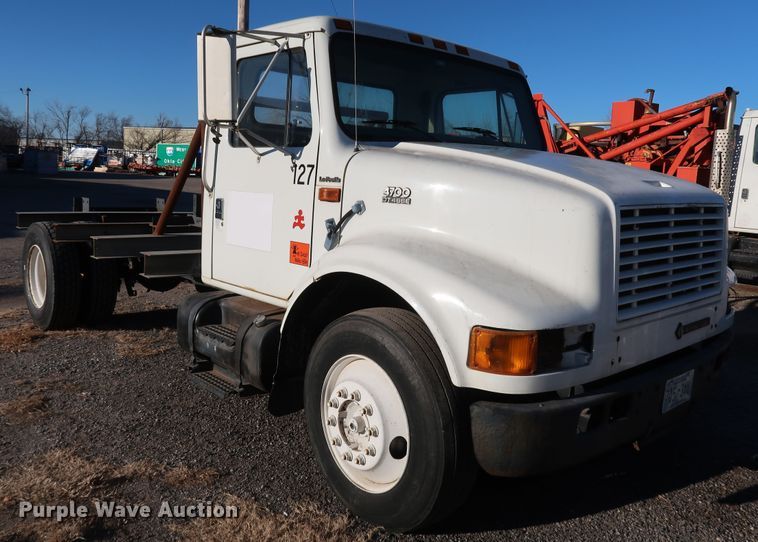 image for item DK3552 1999 International 4700  truck cab and chassis