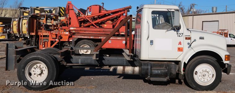 image for item DK3552 1999 International 4700  truck cab and chassis