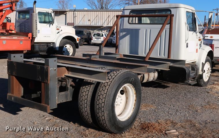 image for item DK3552 1999 International 4700  truck cab and chassis