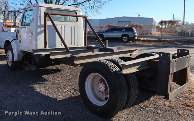 image for item DK3552 1999 International 4700  truck cab and chassis