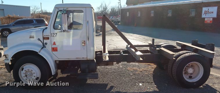 image for item DK3552 1999 International 4700  truck cab and chassis