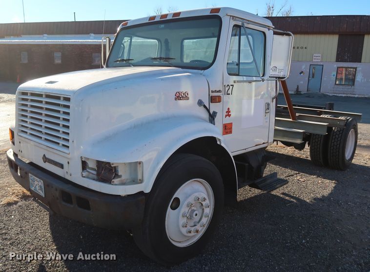 image for item DK3552 1999 International 4700  truck cab and chassis