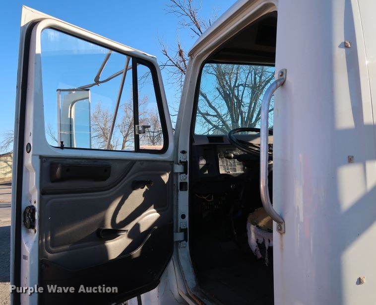 image for item DK3552 1999 International 4700  truck cab and chassis