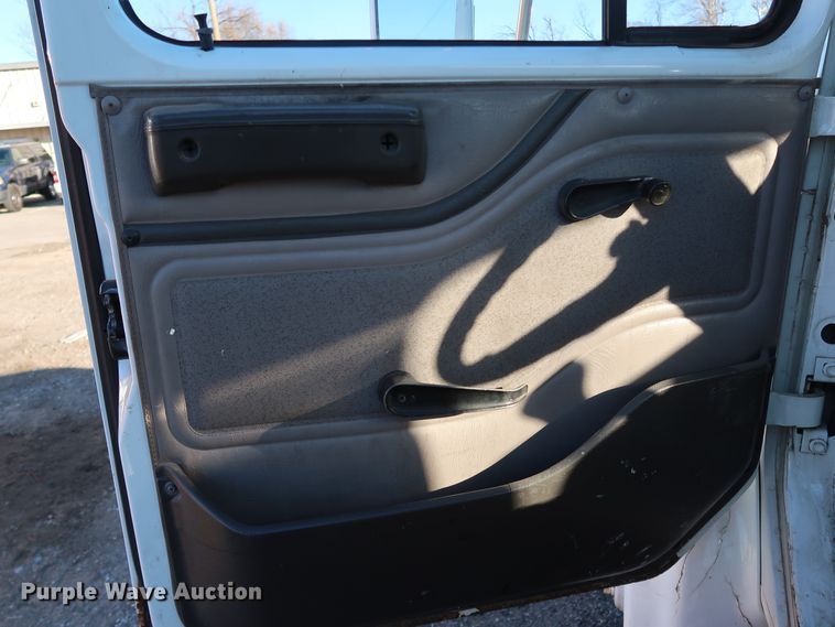 image for item DK3552 1999 International 4700  truck cab and chassis