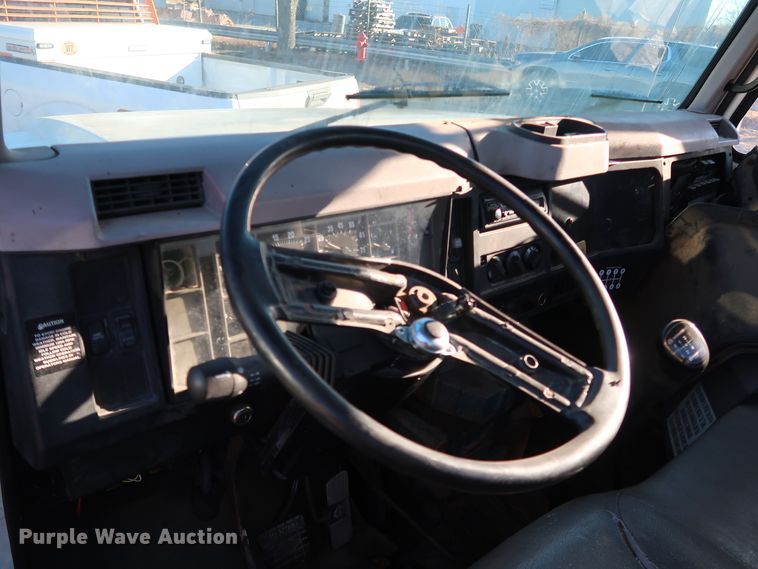 image for item DK3552 1999 International 4700  truck cab and chassis