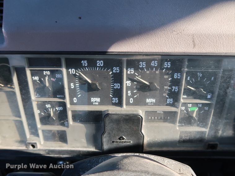 image for item DK3552 1999 International 4700  truck cab and chassis