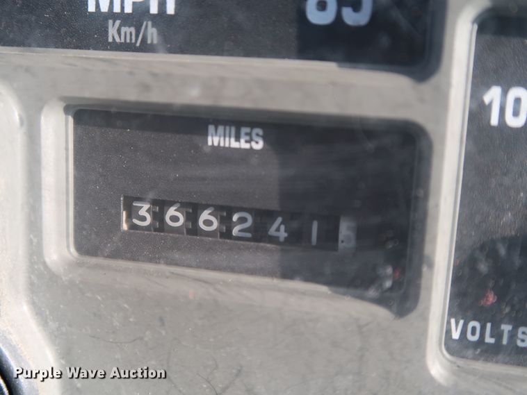 image for item DK3552 1999 International 4700  truck cab and chassis