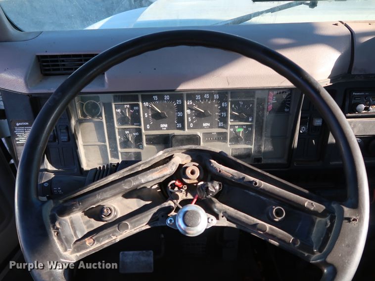 image for item DK3552 1999 International 4700  truck cab and chassis