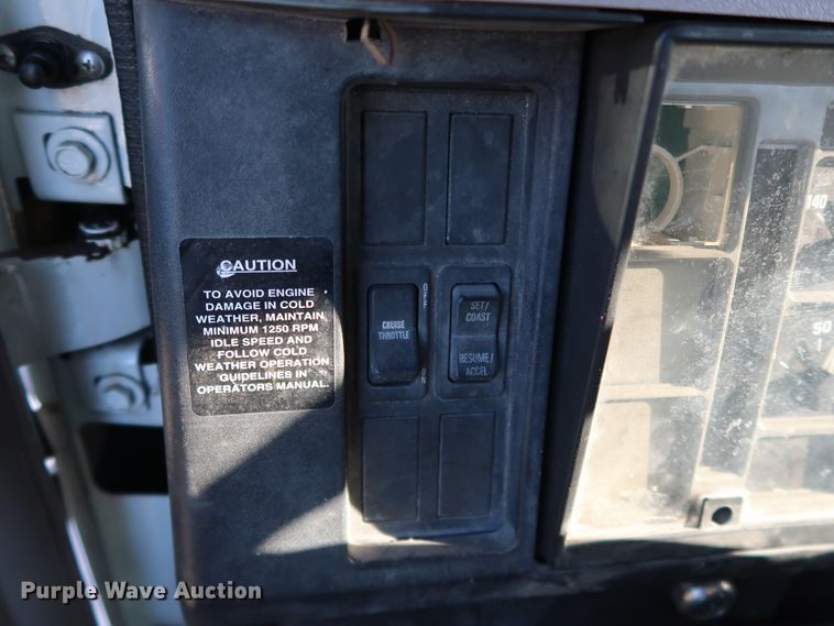 image for item DK3552 1999 International 4700  truck cab and chassis