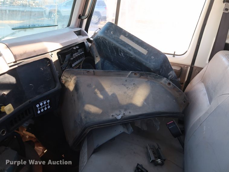 image for item DK3552 1999 International 4700  truck cab and chassis