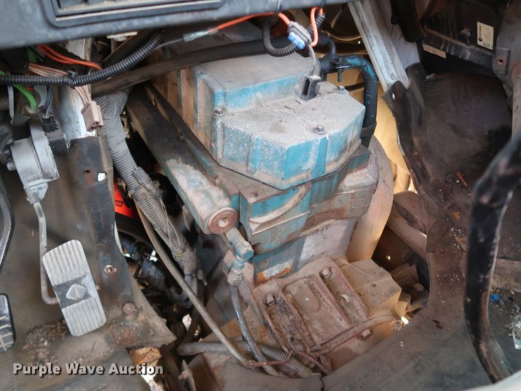 image for item DK3552 1999 International 4700  truck cab and chassis