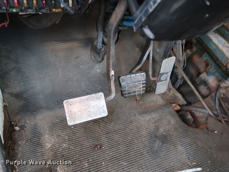 image for item DK3552 1999 International 4700  truck cab and chassis