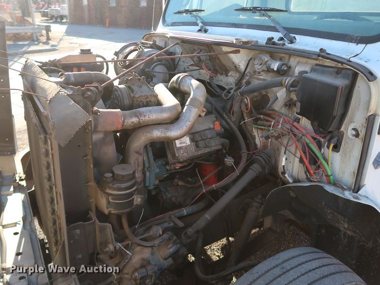 image for item DK3552 1999 International 4700  truck cab and chassis