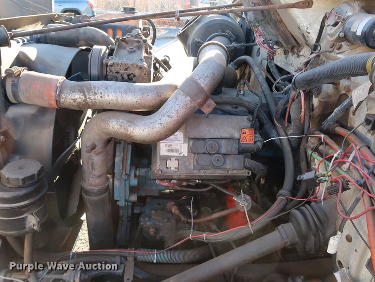 image for item DK3552 1999 International 4700  truck cab and chassis