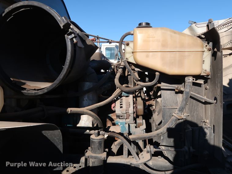 image for item DK3552 1999 International 4700  truck cab and chassis