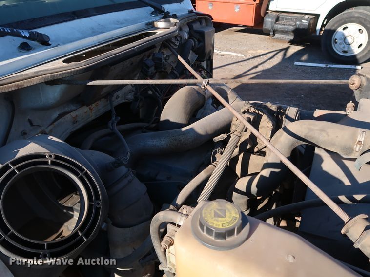 image for item DK3552 1999 International 4700  truck cab and chassis