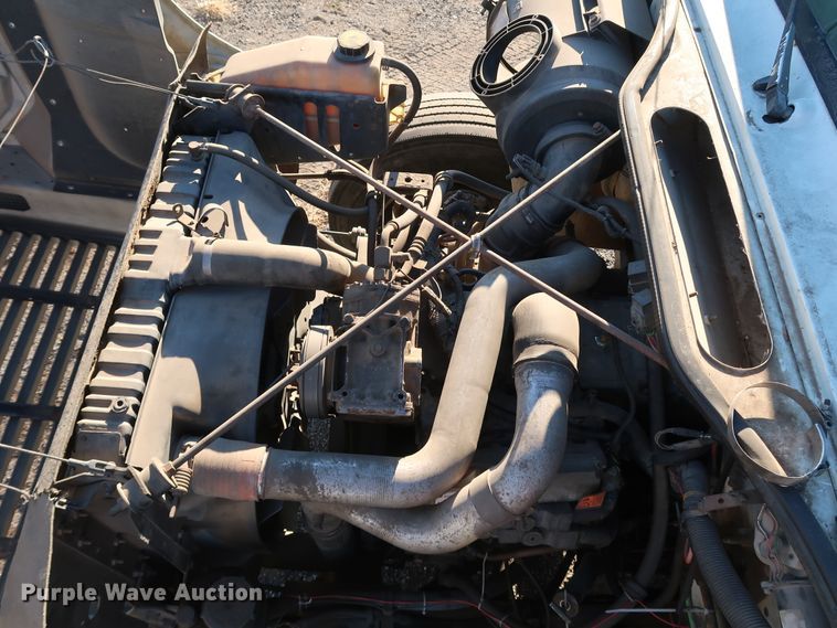 image for item DK3552 1999 International 4700  truck cab and chassis