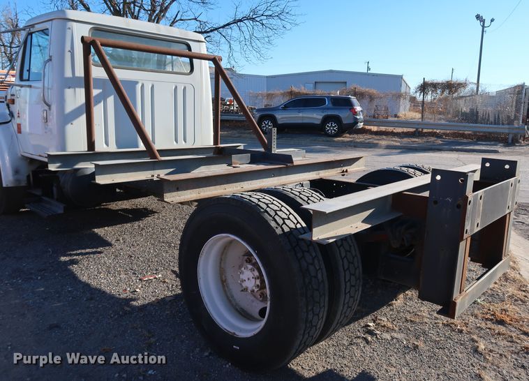 image for item DK3552 1999 International 4700  truck cab and chassis