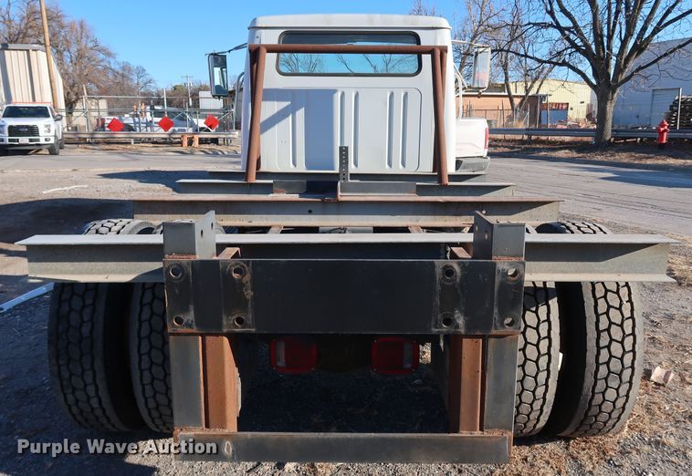 image for item DK3552 1999 International 4700  truck cab and chassis