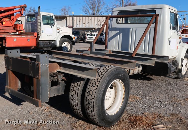 image for item DK3552 1999 International 4700  truck cab and chassis