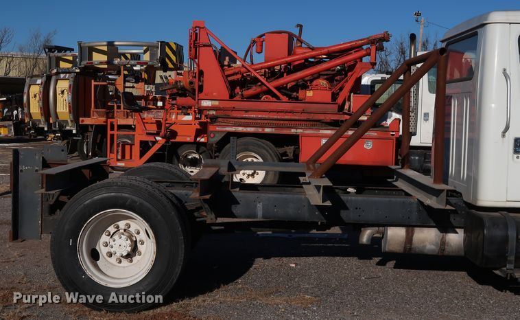 image for item DK3552 1999 International 4700  truck cab and chassis