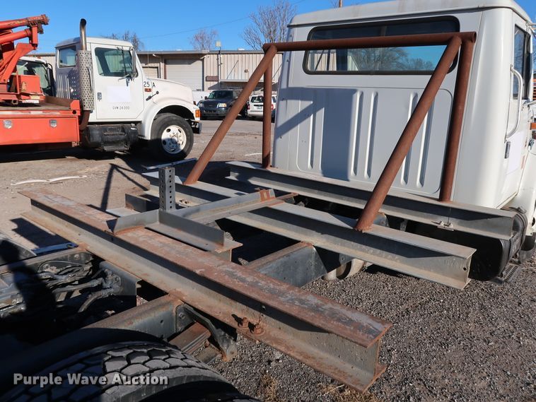 image for item DK3552 1999 International 4700  truck cab and chassis