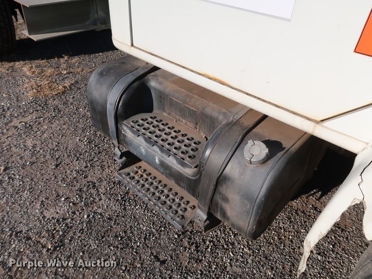 image for item DK3552 1999 International 4700  truck cab and chassis