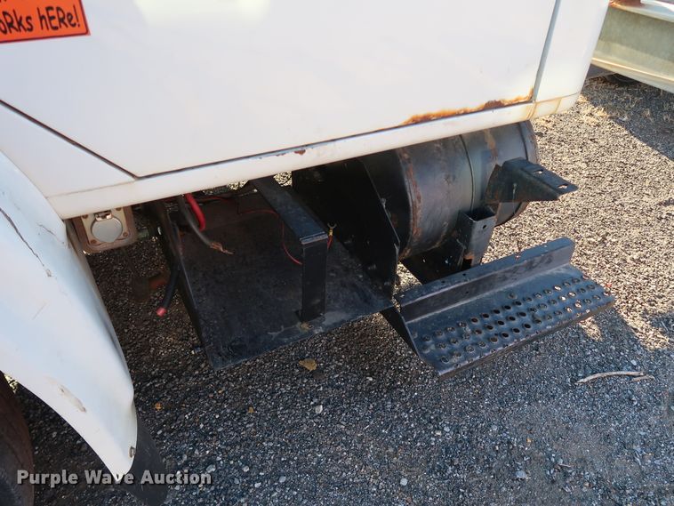 image for item DK3552 1999 International 4700  truck cab and chassis