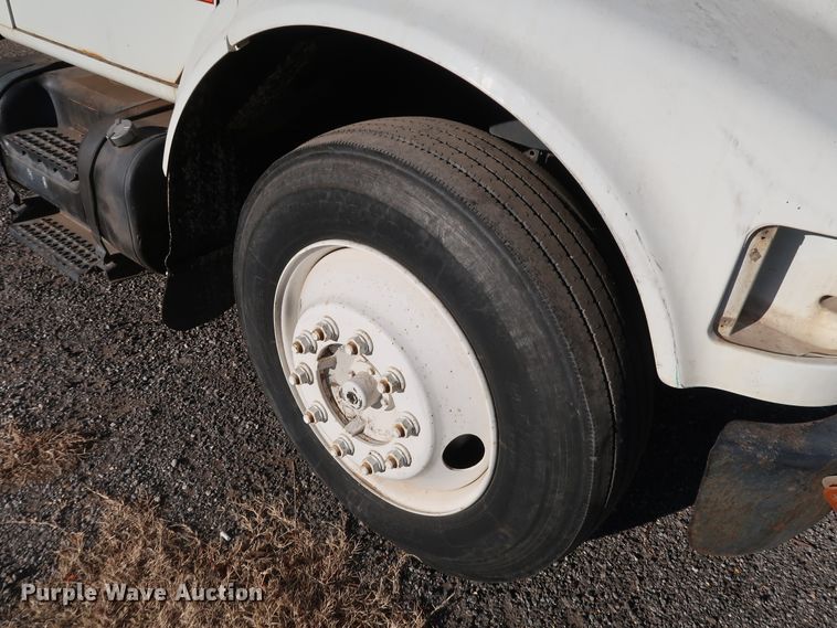 image for item DK3552 1999 International 4700  truck cab and chassis