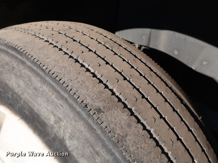 image for item DK3552 1999 International 4700  truck cab and chassis