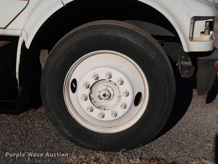 image for item DK3552 1999 International 4700  truck cab and chassis