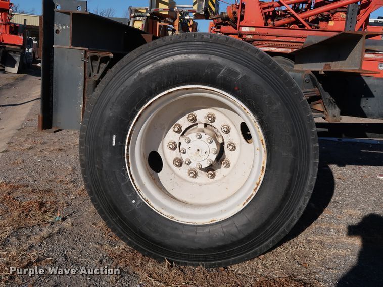 image for item DK3552 1999 International 4700  truck cab and chassis