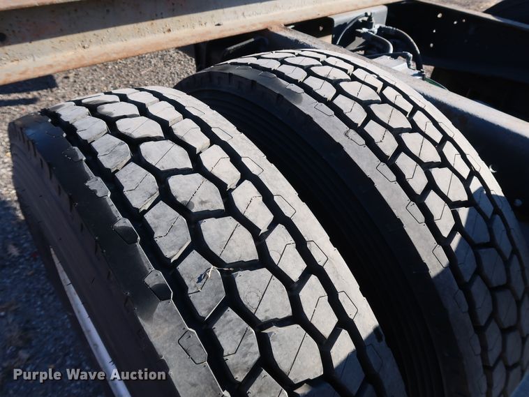 image for item DK3552 1999 International 4700  truck cab and chassis